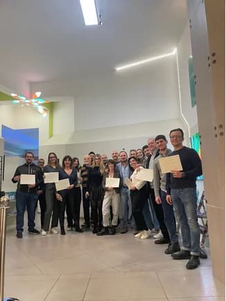 Foto di gruppo dei corsisti con in mano gli attestati di partecipazione